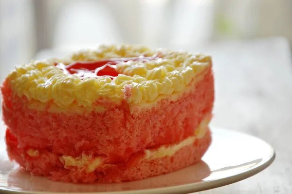 Pastel de mantequilla de fresa decorar el corazón rojo en el plato — Foto de Stock