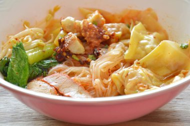 pirinç şehriye tepesi dumpling ince ve Barbekü domuz eti çorbanın içinde dilim