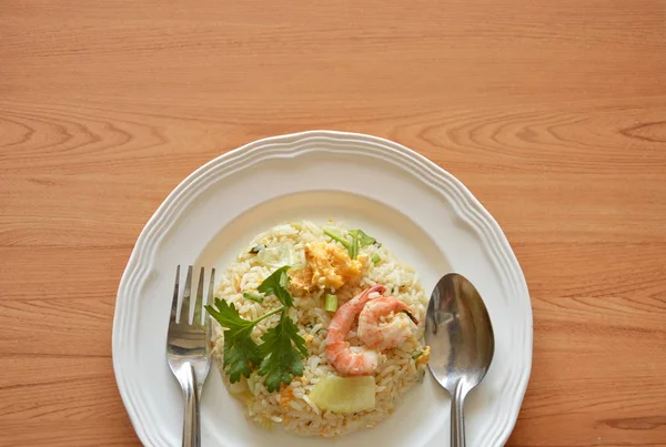 Telur goreng topping udang dengan sendok dan garpu di piring — Stok Foto