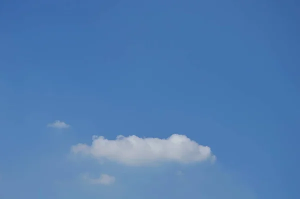 Felhő lebeg a világos ég napsütéses napon — Stock Fotó