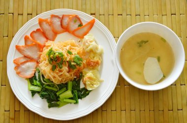 Barbekü domuz eti ve dumpling çorbası ile tepesi ince pirinç şehriye kurutulmuş