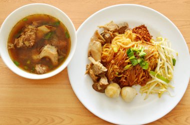 Kızarmış domuz eti ve kahverengi kemik çorba tepesi ince pirinç şehriye kurutulmuş