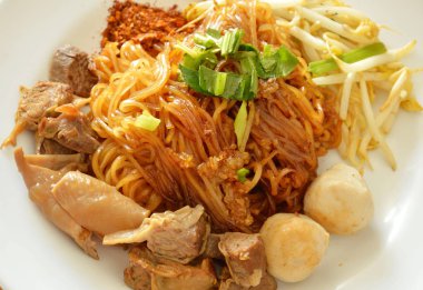 Kızarmış domuz eti soyunma acı biber çanak üzerinde Tepesi ince pirinç şehriye kurutulmuş