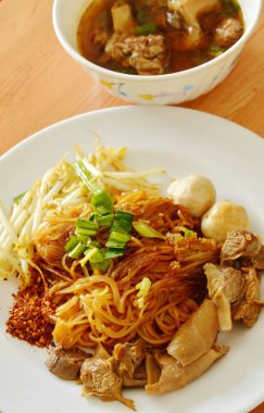 Kızarmış domuz eti ve kahverengi kemik çorba tepesi ince pirinç şehriye kurutulmuş