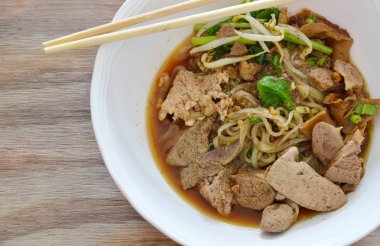 Kızarmış domuz eti ve kahverengi çorba karaciğerde tepesi ince pirinç şehriye kurutulmuş