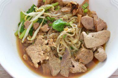 Kızarmış domuz eti ve kahverengi çorba karaciğerde tepesi ince pirinç şehriye kurutulmuş