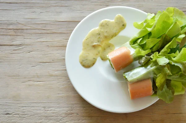 Salsiccia di maiale impacchettato pasta di farina con verdure e salsa — Foto Stock