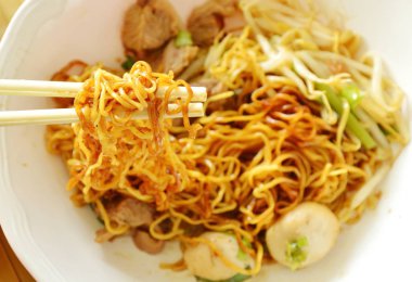 Çin noodle malzeme çekme beyaz plastik çubuk içinde yumurta
