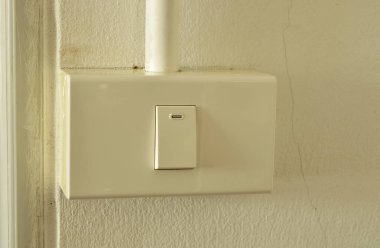 Duvardaki plastik kutu açma/kapatma düğmesi