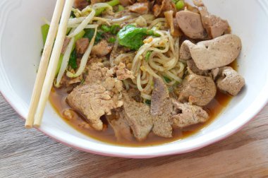 Kızarmış domuz eti ve kahverengi çorba karaciğerde tepesi ince pirinç şehriye