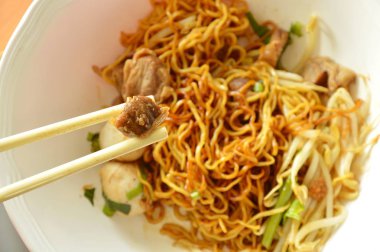 Kızarmış domuz eti beyaz plastik çubuk toplama