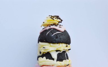 Çikolatalı kek süslemeleri beyaz arka plan üzerinde pembe dondurma koni