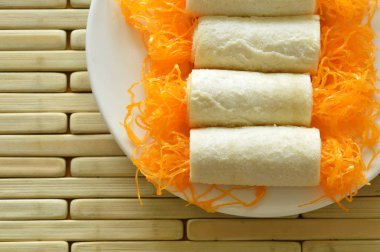 plaka üzerinde rulo altın konu uygulanan tatlı ekmek