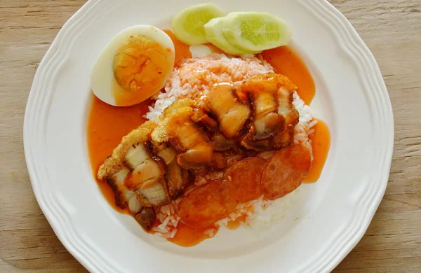 Daging babi renyah dan telur saus merah manis pada beras — Stok Foto