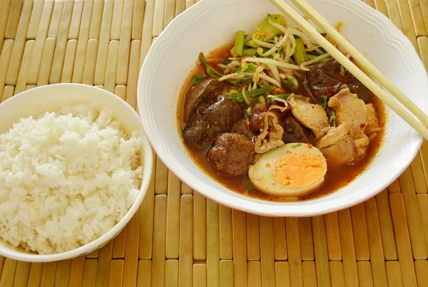 Gekookt varkensvlees ingewanden topping ei in bruine soep eten paar met rijst — Stockfoto