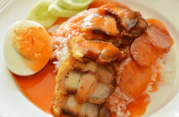 Cerdo crujiente y aderezo de huevo salsa roja dulce sobre arroz — Foto de Stock