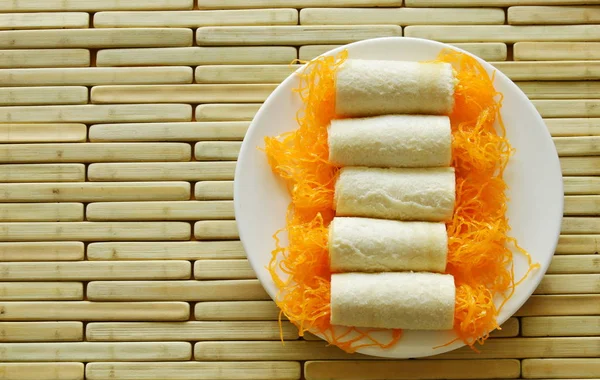 çanak üzerinde rulo altın konu uygulanan tatlı ekmek