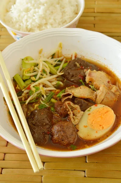 Gekookt varkensvlees ingewanden topping ei in bruine soep eten paar met rijst — Stockfoto