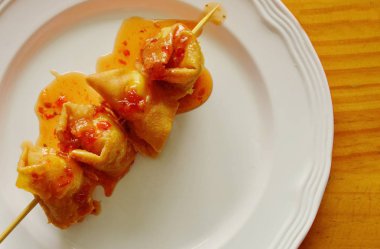 derin kızarmış hamur tatlısı sarılmış Yapıştır Bıldırcın yumurta bıçak tahta sopa soyunma tatlı biber sos