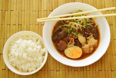 Çift pirinç ile haşlanmış domuz bağırsaklarına yumurta kahverengi çorbası tepesi yemek