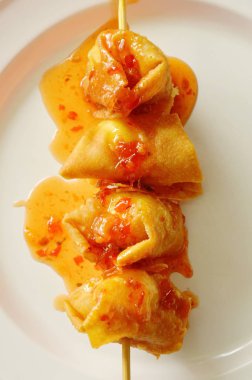 derin kızarmış hamur tatlısı sarılmış Yapıştır Bıldırcın yumurta bıçak tahta sopa soyunma tatlı biber sos