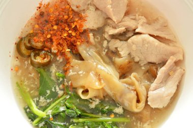 büyük kızarmış noodle ile marine edilmiş domuz eti et suyu sosu sos biber kabı üzerindeki ilave edin