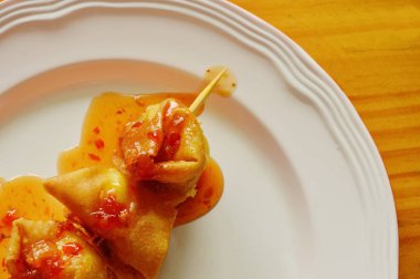 derin kızarmış hamur tatlısı sarılmış Yapıştır Bıldırcın yumurta bıçak tahta sopa soyunma tatlı biber sos