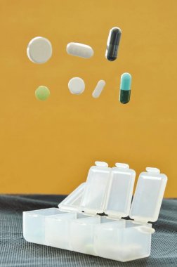 hap ve kapsül için plastik kutusunu bırakarak