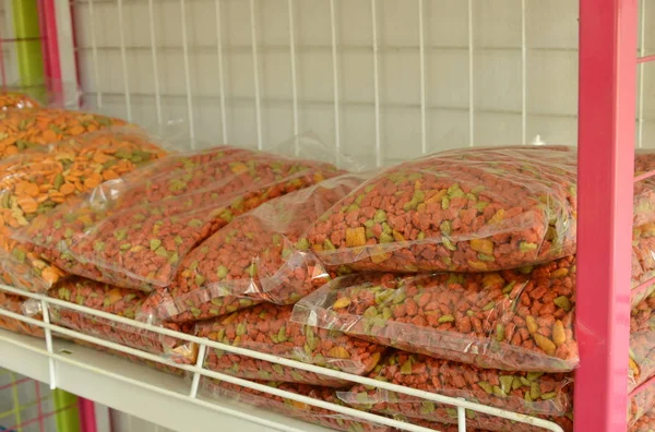 Comida seca para perros bolsa de plástico de embalaje para la venta en estante de la tienda de mascotas — Foto de Stock