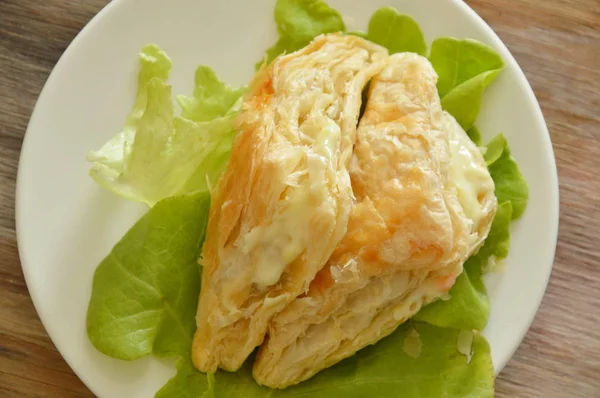Tarte au poulet croustillante sauce à la crème avec chêne vert sur assiette — Photo