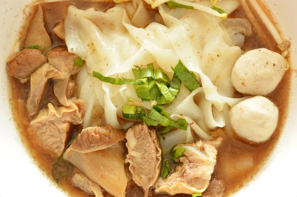 Grote rijst noedels met gestoofd varkensvlees in kruid bruine soep — Stockfoto