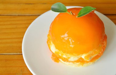 Turuncu kek soyunma sosu plaka üzerinde