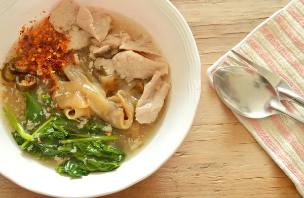 Marine domuz eti ile büyük kızarmış şehriye kase et suyu sosu ilave edin