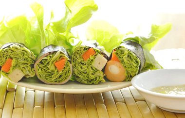 yeşil meşe ve baharatlı mayonez sos ile deniz yosunu tarafından sarılmış sosis