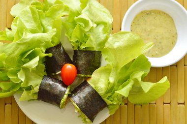 yeşil meşe ve baharatlı mayonez sos ile deniz yosunu tarafından sarılmış sosis