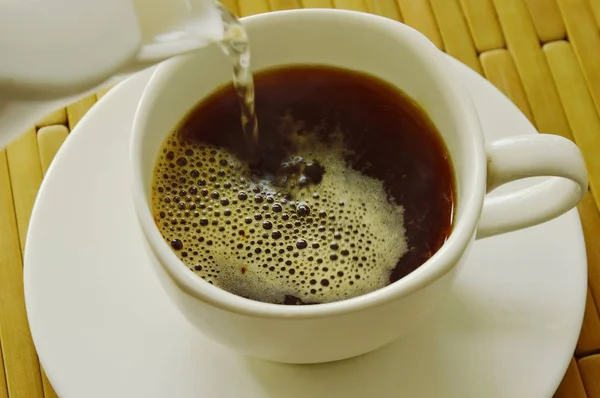 Warm water maken een kopje koffie — Stockfoto