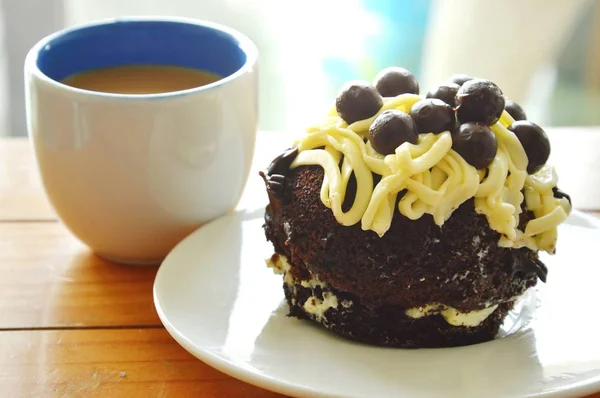 Pastel de chocolate rematando crema de vainilla y bola con café — Foto de Stock