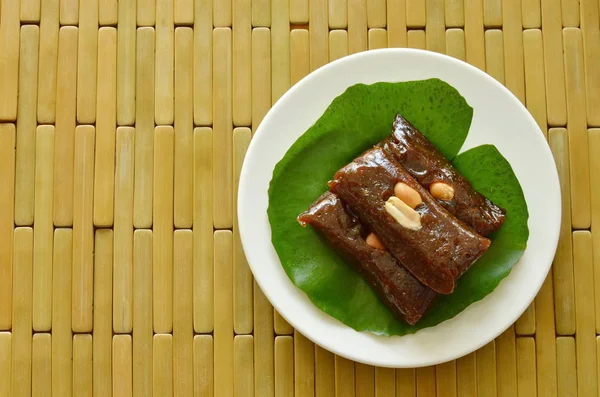 Thaise zoete kokos karamel versieren op lotus blad — Stockfoto