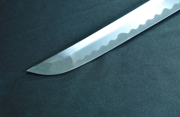 Japanska samurai svärd blade på svart tyg bakgrund — Stockfoto