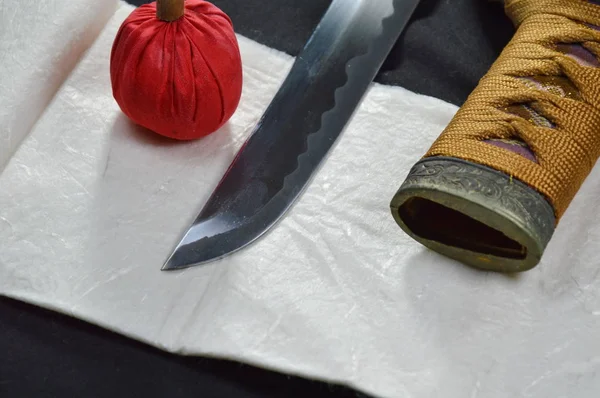 Espada samurai japonesa hoja y vaina con compresa roja para la limpieza —  Fotos de Stock