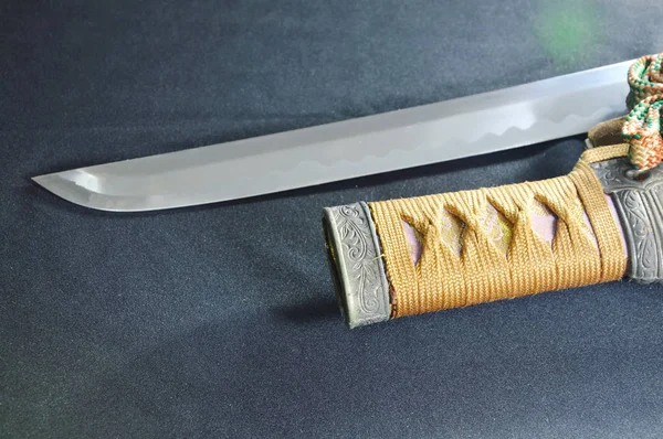 Japanische Samurai-Schwertklinge und Scheide auf schwarzem Stoff — Stockfoto
