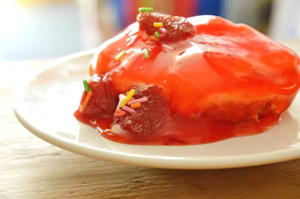 접시에 딸기 버터 케이크 드레싱 소스 — 스톡 사진