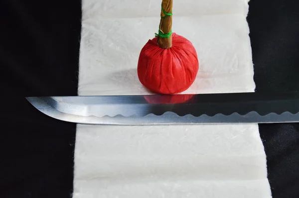 Katana japanische Schwertklinge und rote Kompresse auf Reinigungstuch — Stockfoto