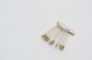 Paslanmaz Broş ringde beyaz arka plan üzerinde haddeleme