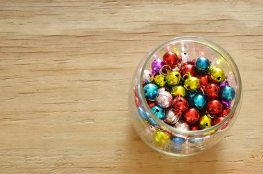 ahşap tahta üzerinde cam şişede renkli çan