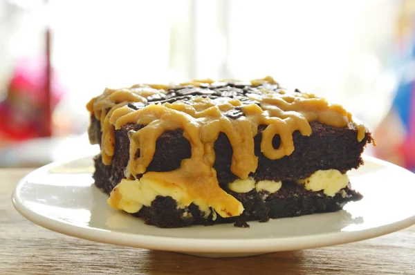 Βουτύρου κέικ σοκολάτας σάλτσα καφέ γλυκό Κρέμα καραμελέ στο πιάτο — Φωτογραφία Αρχείου