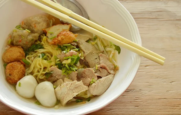 Chinese ei noedels topping vis bal en Snijd varkensvlees in soep gekookt — Stockfoto