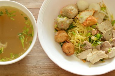 Çince tepesi karides topu ve dilim domuz çorbası ile haşlanmış erişte yumurta