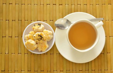 Sıcak çay ile siyah beyaz susam giyinme Çin mini kurabiye yemek