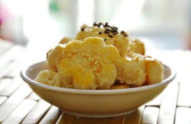 Siyah ve beyaz susam bardakta giyinme Çin mini kurabiye